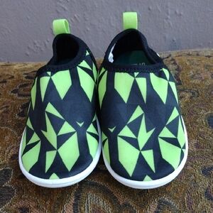 Speedo ,Size9/10,L,Kids Black and Neon Green Water Shoes